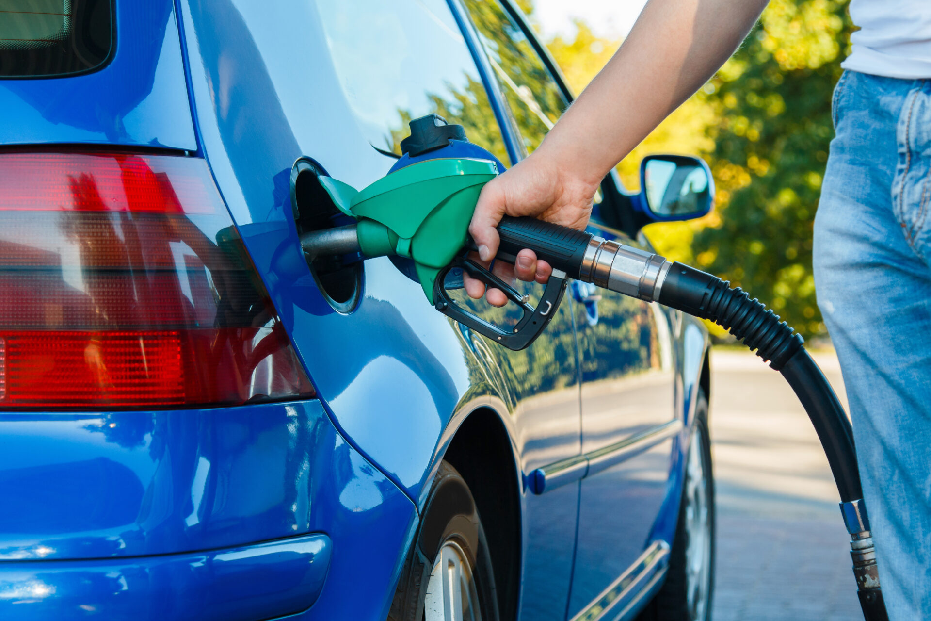 Man refuel his car